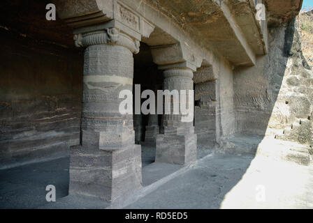Antico bassorilievo in grotte di Ajanta nel distretto di Aurangabad nel Maharashtra, stato dell India Foto Stock