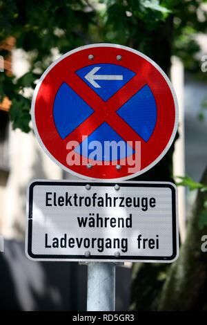 Nessun parcheggio e parcheggio riservato con stazione di ricarica per auto elettriche nel centro cittadino di Gelsenkirchen, Renania settentrionale-Vestfalia Foto Stock