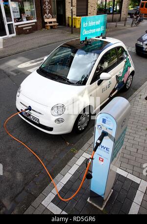 Auto elettrica di Emscher Lippe Energie GmbH, ELE, tipo Fiat 500, in corrispondenza di una stazione di carica, Gelsenkirchen, Renania settentrionale-Vestfalia Foto Stock