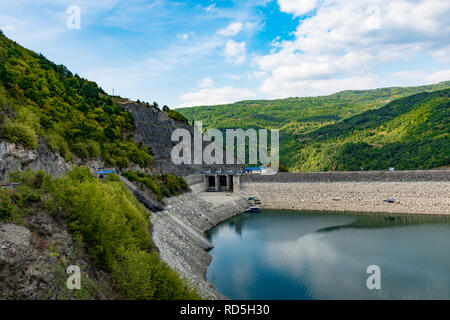 Diga sul lago Zavoj sulla vecchia montagna ( Stara Planina ), Serbia. Il livello di acqua è bassa. Bellissima vista lago Grande e nelle radure verde Foto Stock