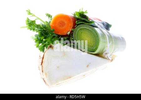 Pre-pranzo verdure per rendere la zuppa, mirepoix o Suppengruen con il sedano, il porro, la carota, il prezzemolo Foto Stock