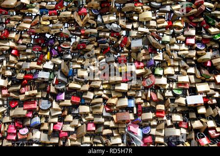 Amore si blocca sul ponte di Hohenzollern, bloccato alla recinzione mesh da amanti poiché alla fine dell'estate del 2008, come un segno di amore Foto Stock