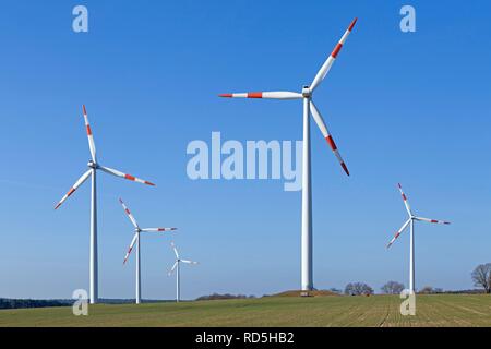 Le turbine eoliche in prossimità Suedergellersen vicino Lueneburg, Bassa Sassonia Foto Stock