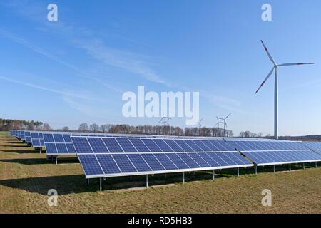 Fattoria solare e la turbina eolica vicino Suedergellersen vicino Lueneburg, Bassa Sassonia Foto Stock