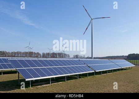 Fattoria solare e la turbina eolica vicino Suedergellersen vicino Lueneburg, Bassa Sassonia Foto Stock