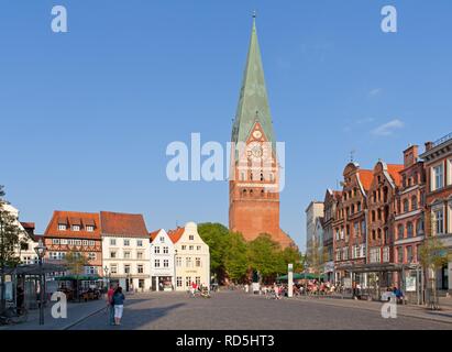 Am Sande piazza con la torre della chiesa di San Johannis, Lueneburg, Bassa Sassonia Foto Stock