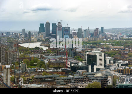 Skyline di Londra orientale con grattacieli nei Docklands Foto Stock