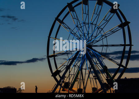 Ruota panoramica Ferris al tramonto Foto Stock