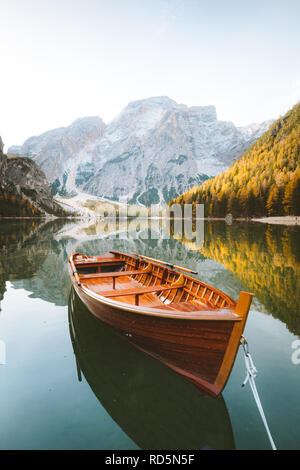 Bellissima vista del legno tradizionale barca a remi su SCENIC Lago di Braies nelle Dolomiti in scenic. La luce del mattino al sorgere del sole, Alto Adige, Italia Foto Stock