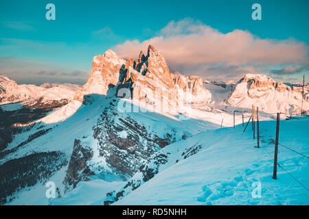Visualizzazione classica del famoso Seceda picchi di montagna nelle Dolomiti illuminate in bella luce della sera al tramonto in inverno, Alto Adige, Italia Foto Stock