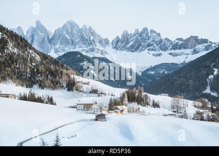 Classic vista panoramica del famoso Dolomiti picchi di montagna con lo storico villaggio di Val di Funes su New Scenic 5 posti al giorno in inverno, Alto Adige, Italia Foto Stock