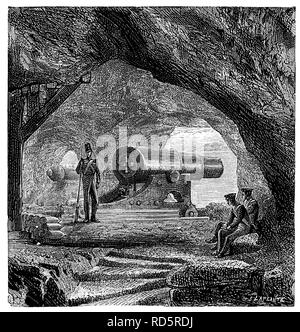 Le fortificazioni di Gibilterra, dal Mediterraneo illustrato, Nelson, London, 1880: il cannone in St Michael's Cave Foto Stock