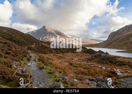 Vista della penna Yr Ole Wen, presi dalle vicinanze Llyn Idwal, Parco Nazionale di Snowdonia Foto Stock