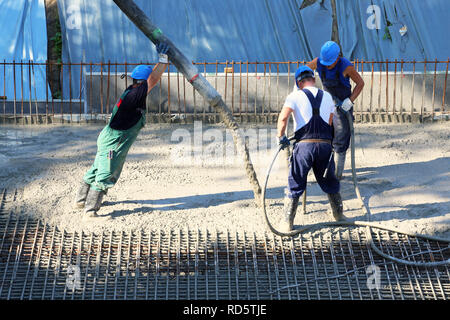 Tre lavoratore cementificazione Foto Stock