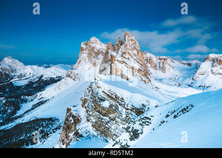 Visualizzazione classica del famoso Seceda picchi di montagna nelle Dolomiti nella bellissima crepuscolo serale al tramonto in inverno, Alto Adige, Italia Foto Stock