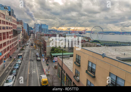 Vista del Seattle Waterfront District dal Mercato di Pike Place su un nuvoloso inverno mattina, Washington, Stati Uniti. Foto Stock