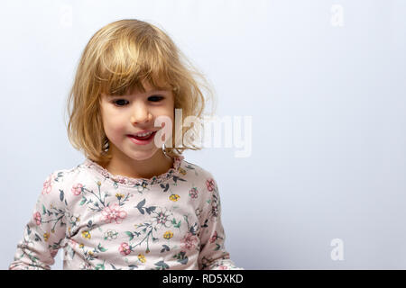 Ragazza in età prescolare ritratto in studio su sfondo pulito Foto Stock