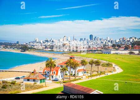 Vista panoramica della skyline di San Francisco con la sua storica Crissy Field e ex USCG Fort Point Life Boat Stazione (lb) in primo piano su un bellissimo Foto Stock