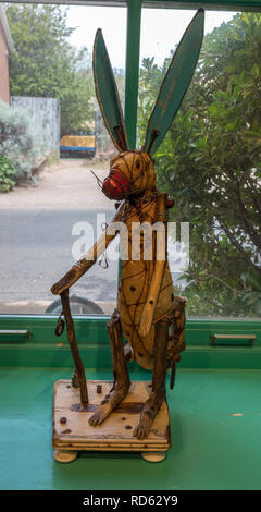 Mixed media scultore Geoffrey Gorman: 'Bachmani coniglio' Foto Stock