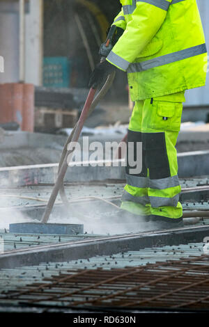 Lavoratori sul Blackpool Tramway estensione che unisce il percorso lungo la passeggiata lungo Talbot Square, con un nuovo binario e terminal, Regno Unito Foto Stock