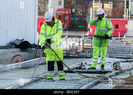 Lavoratori sul Blackpool Tramway estensione che unisce il percorso lungo la passeggiata lungo Talbot Square, con un nuovo binario e terminal, Regno Unito Foto Stock