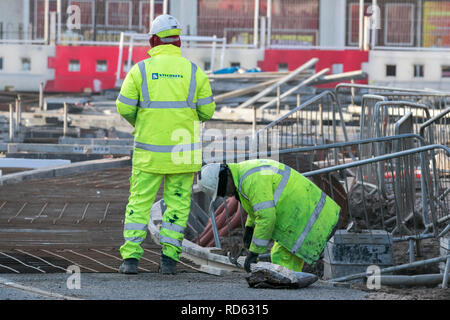 Lavoratori sul Blackpool Tramway estensione che unisce il percorso lungo la passeggiata lungo Talbot Square, con un nuovo binario e terminal, Regno Unito Foto Stock