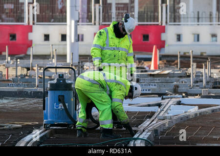 Lavoratori sul Blackpool Tramway estensione che unisce il percorso lungo la passeggiata lungo Talbot Square, con un nuovo binario e terminal, Regno Unito Foto Stock