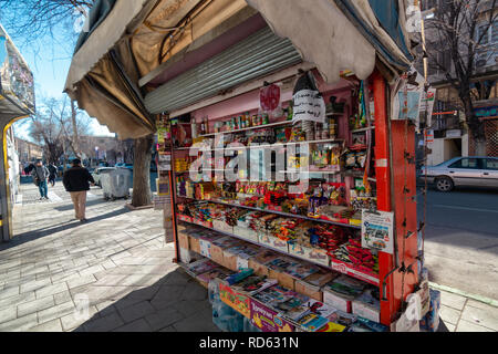 Una edicola negozio sul marciapiede, West Azerbaijan provincia, Urmia, Iran Foto Stock