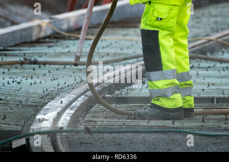 Lavoratori sul Blackpool Tramway estensione che unisce il percorso lungo la passeggiata lungo Talbot Square, con un nuovo binario e terminal, Regno Unito Foto Stock