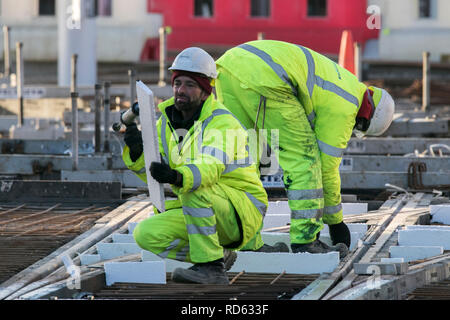 Lavoratori sul Blackpool Tramway estensione che unisce il percorso lungo la passeggiata lungo Talbot Square, con un nuovo binario e terminal, Regno Unito Foto Stock