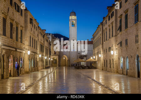 Classic vista panoramica del famoso Stradun, la strada principale della città vecchia di Dubrovnik, in una bella mattina twilight prima del sorgere del sole all'alba in estate Foto Stock