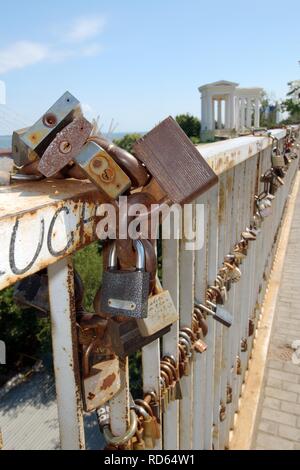 Serrature su la madre-in-legge's bridge e il carattere di amore, Odessa, Ucraina, Europa Foto Stock