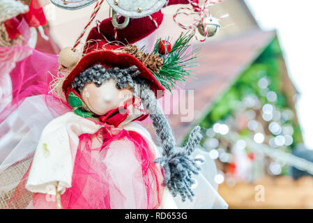 Brasov, Romania. Inverno decorazioni artigianali presso il Mercato di Natale, Transilvania landmark. Foto Stock