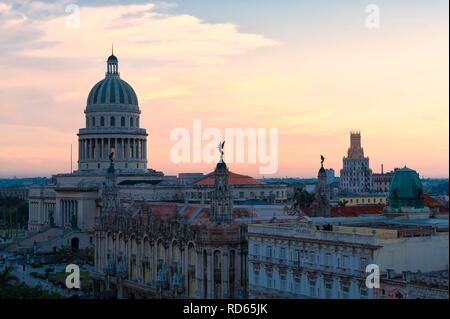 Capitolio Nacional, Capitol nazionale e Gran Teatro teatro, crepuscolo, Avana Vecchia, sito Patrimonio Mondiale dell'Unesco, Cuba Foto Stock