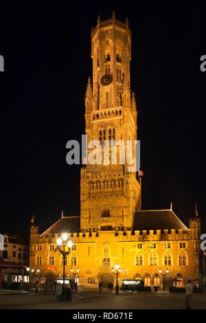 Campanile illuminata di notte, il centro storico di Bruges, sito Patrimonio Mondiale dell'Unesco, Belgio, Europa Foto Stock