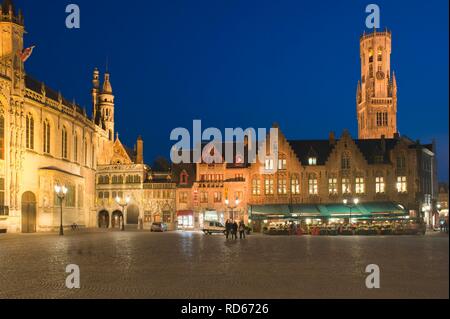 Illuminata Burg plaza e il campanile di notte, il centro storico di Bruges, sito Patrimonio Mondiale dell'Unesco, Belgio, Europa Foto Stock