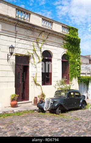 Classic car, fuori uso e di fronte a una casa, Colonia del Sacramento, Uruguay Sud America Foto Stock