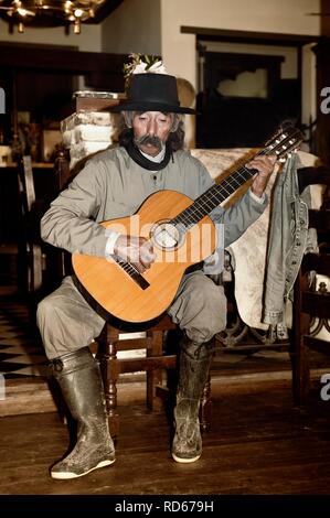 Gaucho di cantare e suonare la chitarra, San Antonio de Areco, Provincia di Buenos Aires, Argentina, Sud America Foto Stock