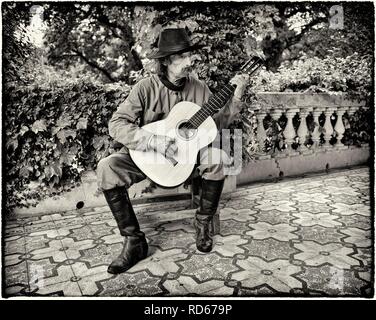 Gaucho di cantare e suonare la chitarra, San Antonio de Areco, Provincia di Buenos Aires, Argentina, Sud America Foto Stock