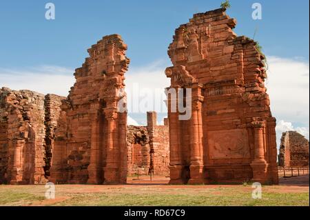 Rovine della missione dei gesuiti a San Ignacio mini, chiesa gate, Provincia Misiones, Argentina, Sud America Foto Stock