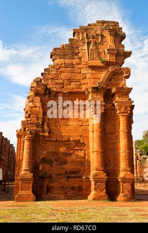 Rovine della missione dei gesuiti a San Ignacio mini, chiesa gate, Provincia Misiones, Argentina, Sud America Foto Stock