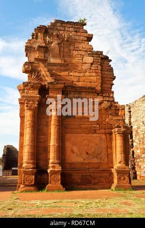 Rovine della missione dei gesuiti a San Ignacio mini, chiesa gate, Provincia Misiones, Argentina, Sud America Foto Stock