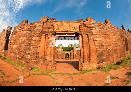 Rovine della missione dei gesuiti a San Ignacio mini, chiesa gate, Provincia Misiones, Argentina, Sud America Foto Stock