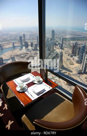 Ristorante atmosfera, il ristorante più alto del mondo, sul pavimento 122a, 422 metri di altezza, il Burj Khalifa, Dubai Foto Stock