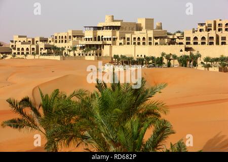 Deserto di hotel di lusso Anantara Qasr al Sarab, hotel resort costruito come un deserto fort, circondato da alte dune di sabbia, vicino al Liwa Foto Stock