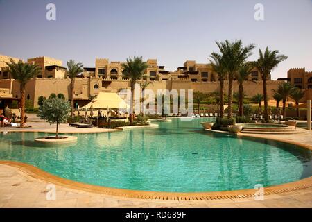 Deserto di hotel di lusso Anantara Qasr al Sarab, hotel resort costruito come un deserto fort, vicino il Liwa oasi nel deserto vuoto Foto Stock