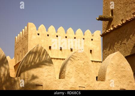 Anantara Qasr al Sarab deserto di lusso hotel, costruito nello stile di una kasbah, hotel resort, vicino Liwa oasi in Empty Quarter Foto Stock