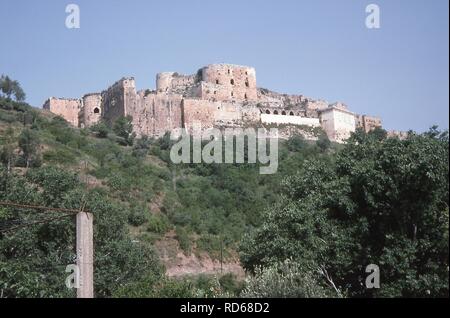 Vista della fortezza medievale di Qalaat al-Mudiq vicino alle antiche città di Apamea, Siria, Giugno 1994. () Foto Stock