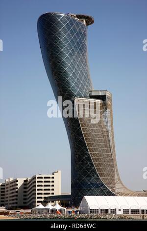 La capitale grattacielo Gate alloggiante una struttura a 5 stelle Hotel Hyatt è parte di Abu Dhabi National fiere azienda exhibition Foto Stock