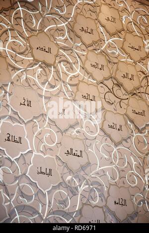 Quibla parete con 99 nomi e attributi di Allah, interno della Moschea Sheikh Zayed, Abu Dhabi, Emirati Arabi Uniti Foto Stock